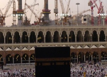 Seorang pekerja melintas di depan pembangunan perluasan Masjidil Haram, Mekkah, Arab Saudi, Selasa (4/10). Pemerintah Arab Saudi melakukan perluasan pelataran sebelah utara Masjidil Haram hingga 400 ribu meter yang menghabiskan biaya USD21 miliar atau Rp19