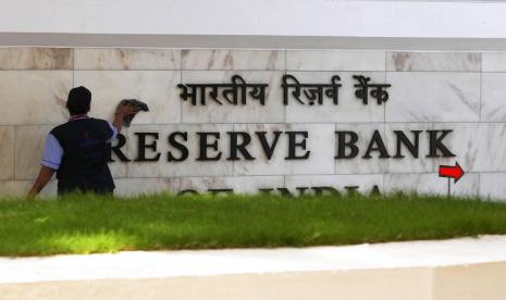 Seorang pekerja membersihkan dinding kompleks kantor pusat Reserve Bank of India (RBI) di Mumbai, India, Rabu, 8 Februari 2023.