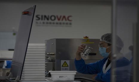 Seorang pekerja memeriksa jarum suntik Vaksin untuk COVID-19 yang diproduksi di pabrik vaksin SinoVac di Beijing.