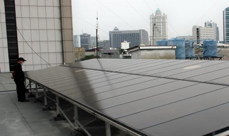 Seorang pekerja memeriksa panel pembangkit listrik tenaga surya (PLTS) di Gedung PPKD, Jakarta, Selasa (18/10/2022). Kementerian Energi dan Sumber Daya Mineral (ESDM) kembali mengajak para investor swasta untuk ikut membantu pemerintah Indonesia dalam mengejar target penurunan emisi gas rumah kaca pada tahun 2030 mendatang.