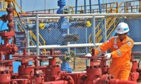 Seorang pekerja memutar alat pengendali tekanan dan cairan, di lokasi Rig KTB 01 Proyek Pengembangan Gas Jawa (PPGJ) area Gundih, Cepu, Kabupaten Blora, Jateng.