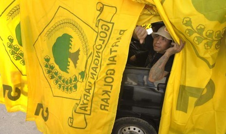 Seorang pekerja mengangkut bendera Partai Golkar dengan kendaraan saat persiapan Musyawarah Nasional (Munas) IX Partai Golkar di Nusa Dua, Bali, Jumat (28/11).  (Antara/Nyoman Budhiana)