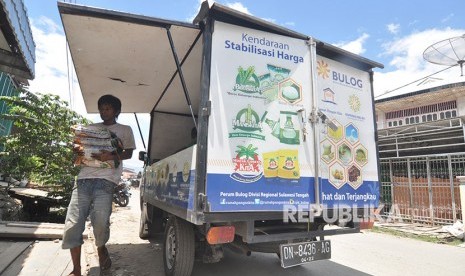 Seorang pekerja mengangkut beras yang dipasok oleh Bulog ke salah satu gerai Rumah Pangan Kita (RPK) di Pasar Manonda Palu, Sulawesi Tengah, Rabu (2/5).