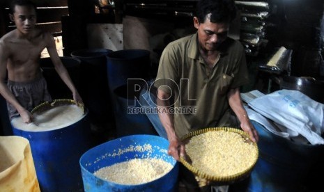  Seorang pekerja mengangkut biji kedelai yang telah direbus untuk dibuat tempe di Utan Panjang, Jakarta, Kamis (31/1). Sejumlah anggota Komisi IV DPR meminta importasi kedelai diatur.