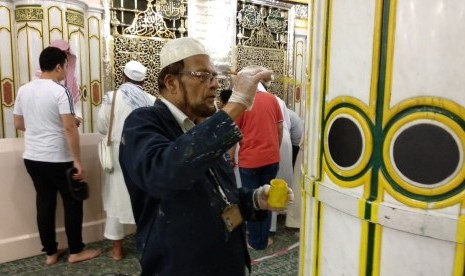 Mengucap Salam di Makam Rasulullah. Foto: Seorang pekerja mengecat  tiang berornamen di depan makam Rasulullah SAW menjelang kedatangan jamaah haji di Madinah, Arab Saudi, Senin (16/7) dinihari waktu setempat.