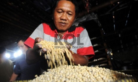 Seorang pekerja mengolah kedelai untuk dibuat menjadi tempe. 