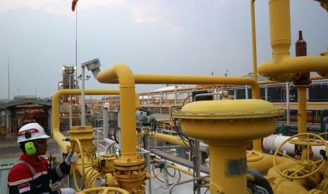 Seorang pekerja mengoperasikan separator untuk memisahkan minyak, gas dan air di Central Processing Area (CPA) Mudi di Desa Rahaju, Kecamatan Soko, Tuban, Jawa Timur, Selasa (17/7).