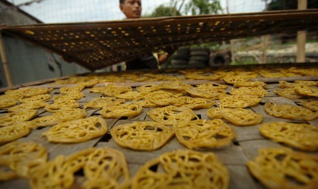 Seorang pekerja menjemur kerupuk mie kuning di rumah industri kerupuk Desa Harjosari, Kabupaten Tegal, Jawa Tengah, Minggu (16/12). Kementerian Koordinator Bidang Perekonomian mencatat jumlah penyaluran kredit usaha rakyat (KUR) hingga 30 November 2018 telah mencapai Rp 118,4 triliun.