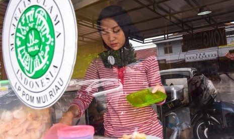 Seorang pekerja menyiapkan makanan di Kedai Yong Bengkalis yang sudah mengantongi sertifikasi halal Majelis Ulama Indonesia (MUI), di Kota Pekanbaru, Riau, Selasa (9/4/2019). 