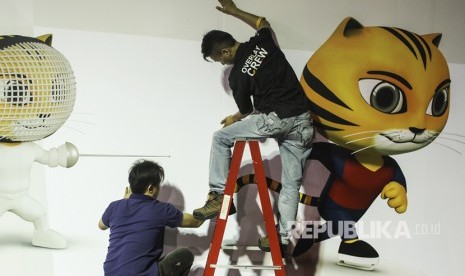 Seorang pekerja menyiapkan papan reklame SEA Games 2017 di media center di Kuala Lumpur, Malaysia, Jumat (11/8). 