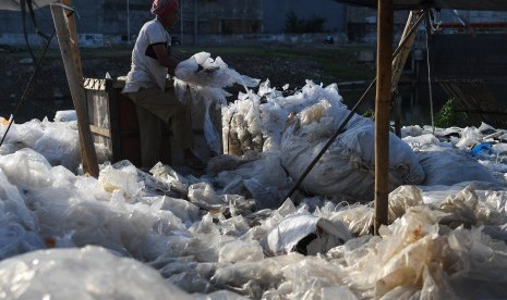 Seorang pekerja menyortir plastik daur ulang (ilustrasi)