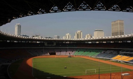 Seorang pekerja merawat rumput lapangan di Stadion Gelora Bung Karno, Jakarta, Selasa (1/7). Perawatan rutin stadion dilakukan guna menjaga kondisi stadion yang digunakan berbagai kegiatan dari olahraga hingga konser musik. 