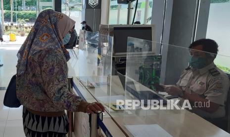 Seorang Pekerja Migran Indonesia (PMI) dari Malaysia menjalani pemeriksaan dokumen oleh petugas Kantor Kesehatan Pelabuhan di Pos Lintas Batas Negara (PLBN) Entikong, Kabupaten Sanggau, Kalimantan Barat, beberapa waktu lalu. 