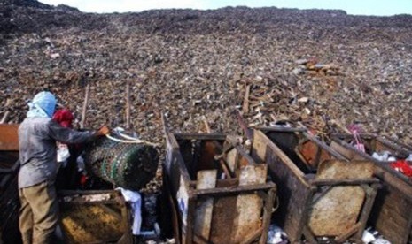 Seorang pekerja sedang memilah sampah di TPST Bantar Gebang, Bekasi, Jawa Barat.