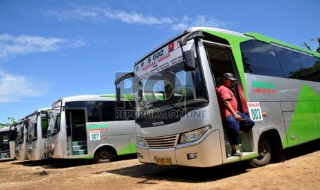   Seorang pekerja turun dari salah satu bus Kopaja AC S602 jurusan Ragunan-Monas yang masih terparkir di pool Kopaja di Ciganjur, Jakarta Selatan, Selasa (4/6).   (Republika/Prayogi)