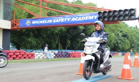 Seorang pelajar belajar berkendara di Sirkuit Gokart, Sentul, Citeureup, Bogor, Jawa Barat, Sabtu (22/10).