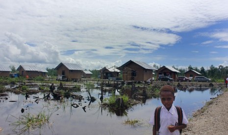 Seorang pelajar berjalan di Kampung Maybo Distrik Aimas Kabupaten Sorong Papua Barat, Kamis (8/12). 