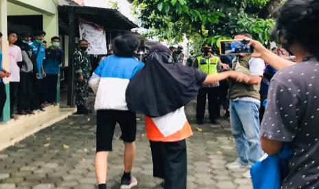 Seorang pelajar dijemput paksa orangtuanya lantaran ikut aksi unjuk rasa bersama mahasiswa di depan Istana Kepresidenan Bogor, Selasa (20/10).