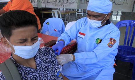 Seorang pelajar menerima suntikan vaksin COVID-19 dosis kedua yang digelar oleh Humas Polda NTT dalam rangka memperingati HUT ke-70 Humas Polri di Kota Kupang, NTT, Sabtu (30/10/2021). Pelaksanaan vaksinasi COVID-19 bagi pelajar di kota itu dalam rangka mempercepat capaian vaksinasi karena sampai Sabtu (30/10/2021) capaian vaksinasi di Kota Kupang baru mencapai 3,16 persen dari total sasaran 582.844 orang.