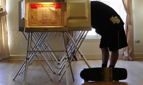 Seorang pelajar pemilih pemula memberikan suaranya di tempat pemungutan suara di Colorado, Rabu (6/11).   (Reuters/Mark Leffingwell) 