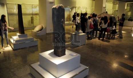 Seorang pemandu menjelaskan tentang benda-benda bersejarah koleksi museum Nasional kepada pengunjung saat Weekend at the Museum, Ahad (8/2).