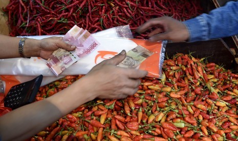 Seorang pembeli dan penjual melakukan transaksi pembelian cabai di Pasar Senen, Jakarta, Selasa (9/7/2019). 