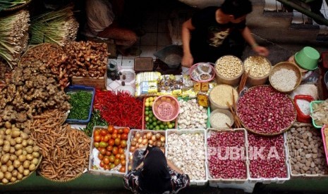 Seorang pembeli memilih bahan-bahan pokok di pasar (ilustrasi)