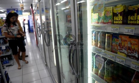 Seorang pembeli memilih minuman di sebuah minimarket, Jakarta, Rabu (15/4). (Prayogi/Republika)