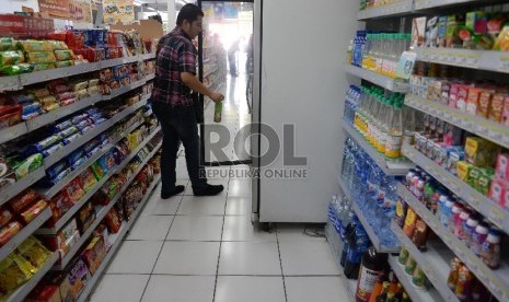 Seorang pembeli memilih minuman di sebuah minimarket, Jakarta, Rabu (15/4). (Prayogi/Republika)