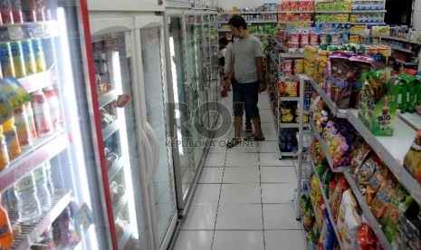 Seorang pembeli memilih minuman di sebuah minimarket, Jakarta, Rabu (15/4). (Prayogi/Republika)