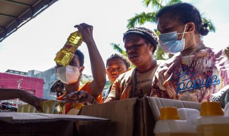 Seorang pembeli memilih minyak goreng kemasan yang dijual di pasar murah yang diselenggarakan Dinas Perindustrian Perdagangan Koperasi UKM dan Tenaga Kerja Provinsi Papua di Taman Imbi Jayapura, Papua, Sabtu (23/4/2022). Pasar murah Ramadhan tersebut bertujuan untuk membantu warga memperoleh kebutuhan pokok dengan harga murah dan terjangkau menjelang Lebaran 2022.