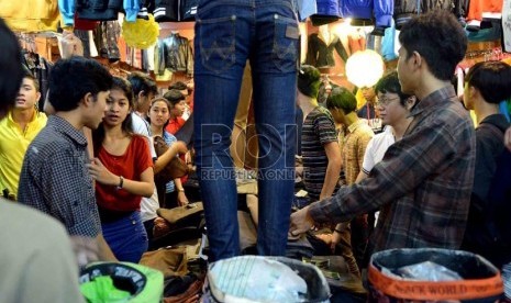 Sejumlah pengunjung memilih pakaian di salah satu pusat perbelanjaan di kawasan Blok M, Jakarta Selatan, Selasa (6/8).  (Republika/Agung Supriyanto)