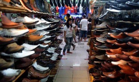  Seorang pembeli memilih sepatu di salah satu pusat perbelanjaan di kawasan Blok M, Jakarta Selatan, Selasa (6/8).  (Republika/Agung Supriyanto)