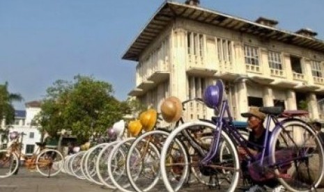 Seorang pemilik persewaan sepeda onthel merapikan deretan sepedanya di Kompleks Kota Tua, Jakarta.