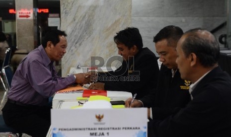 Seorang pemohon mengambil surat pengajuan sidang perselisihan Pemilukada 2015 di Gedung Mahkamah Konstitusi, Jakarta, Selasa (5/1).  (Republika/Raisan Al Farisi)