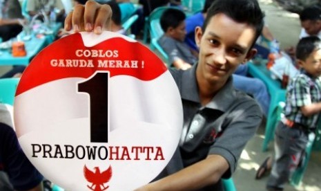 Seorang pemuda memperlihatkan stiker dukungan coblos garuda merah nomor urut 1 Prabowo-Hatta di Lhokseumawe, Provinsi Aceh. Sabtu (21/6). 