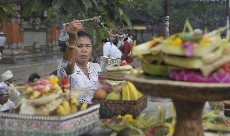 Seorang pemuka agama Hindu memimpin persembahyangan Hari Pagerwesi di Pura Jagatnatha, Denpasar, Bali, Rabu (8/10). Umat Hindu di Bali merayakan Hari Pagerwesi yang dimaknai sebagai rangkaian Hari Saraswati atau hari turunnya ilmu pengetahuan.