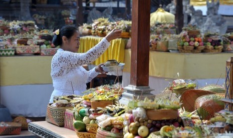 Seorang pemuka agama Hindu menyiapkan sarana persembahyangan Hari Raya Galungan di Ubud, Bali, Rabu (7/9). Hari kemenangan kebenaran (Dharma) atas kejahatan (Adharma) tersebut dirayakan setiap 6 bulan sekali dengan persembahyangan di tiap-tiap Pura.