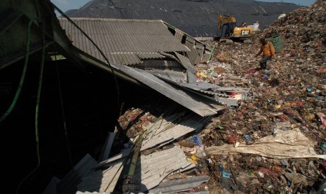 Seorang pemulung mencari botol bekas di lokasi longsor zona III di Tempat Pembuangan Akhir (TPA) Sumur Batu, Kota Bekasi, Jawa Barat, Selasa (26/7). 