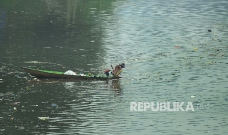 Seorang pemulung mencari rongsokan di Sungai Citarum, daerah Batujajar, Kabupaten Bandung Barat, Selasa (18/10).