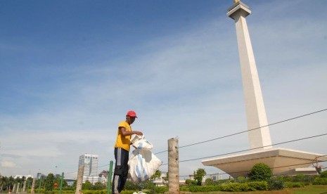   Warga Jakarta harus ikut terlibat menjaga kebersihan kota. (Republika/Agung Fatma Putra)