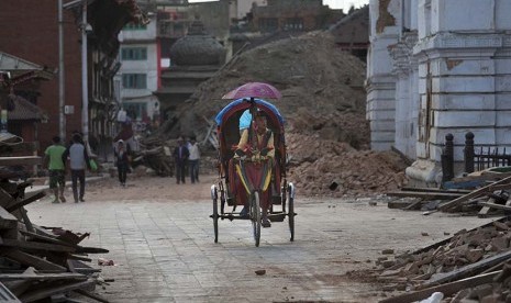 [ilustrasi] Seorang penarik becak melintasi jalan di Kathmandu, Nepal.