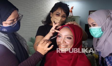 Seorang penata rias artis dan pernikahan Sofia (tengah) memberikan pelajaran khusus tata rias wajah kepada warga yang mengikuti les privat make up di Graha Raya, Bintaro, Tangerang Selatan, Banten. Sepinya panggilan untuk jasa rias di massa pandemi COVID-19 membuat Sofia membuka les private make up untuk masyarakat umum demi memenuhi kebutuhan hidup. Apakah Sah Berwudhu tanpa Menghapus Make Up?