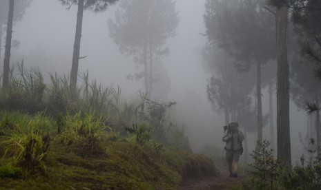 Seorang pendaki menembus kabut saat turun dari Gunung Putri, Lembang, Kabupaten Bandung Barat, Jawa Barat, Selasa (30/10/2018).