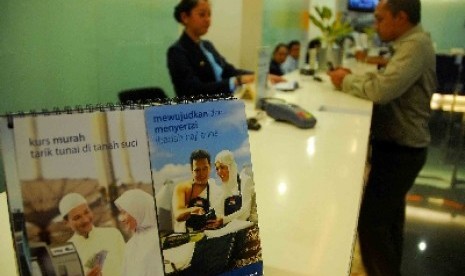  Seorang pendamping calon haji melakukan pelunasan biaya penyelenggaraan ibadah haji (BPIH) tahap III 