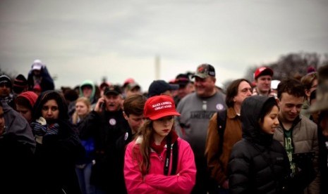 Seorang pendukung Donald trump di National Mall saat pengukuhan Trump sebagai Presiden AS di Washington, 20 Januari 2017.