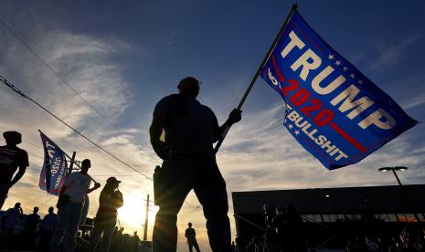  Seorang pendukung Trump berdiri di luar Kantor Perekam Maricopa County, tempat penghitungan suara dalam pemilihan umum, Kamis, 5 November 2020, di Phoenix. 