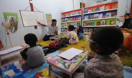 Seorang pengajar membimbing belajar siswa di Kampung Cerdas Mojolegi, Teras, Boyolali, Jawa Tengah, Rabu (19/8). Kementerian Pendidikan dan Kebudayaan (Kemendikbud) selalu mendorong agar guru mengajarkan pembelajaran bermakna kepada muridnya selama pandemi Covid-19. Direktur Jenderal Guru dan Tenaga Kependidikan (GTK) Kemendikbud, Iwan Syahril menjelaskan, bermakna yang dimaksud yakni sesuai dengan konteks yang sedang dihadapi.