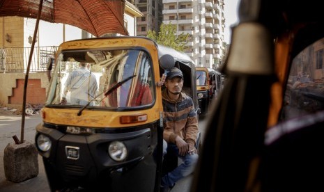 Seorang pengemudi menanti penumpang di atas tuk-tuk di Kairo, Mesir, Rabu (4/12). Pemerintah Mesir berencana menghapus tuk-tuk dan menggantinya dengan minivan.