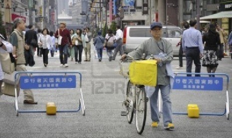 Seorang pengemudi sepeda di kawasan Ginza, Tokyo